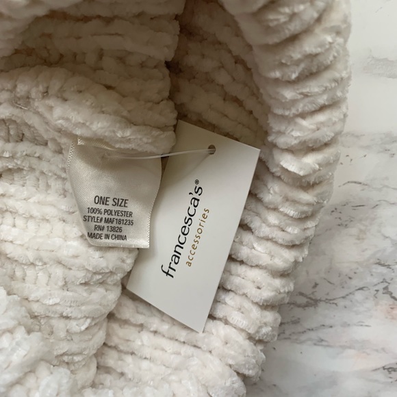 White Pompom beanie - Picture 3 of 5